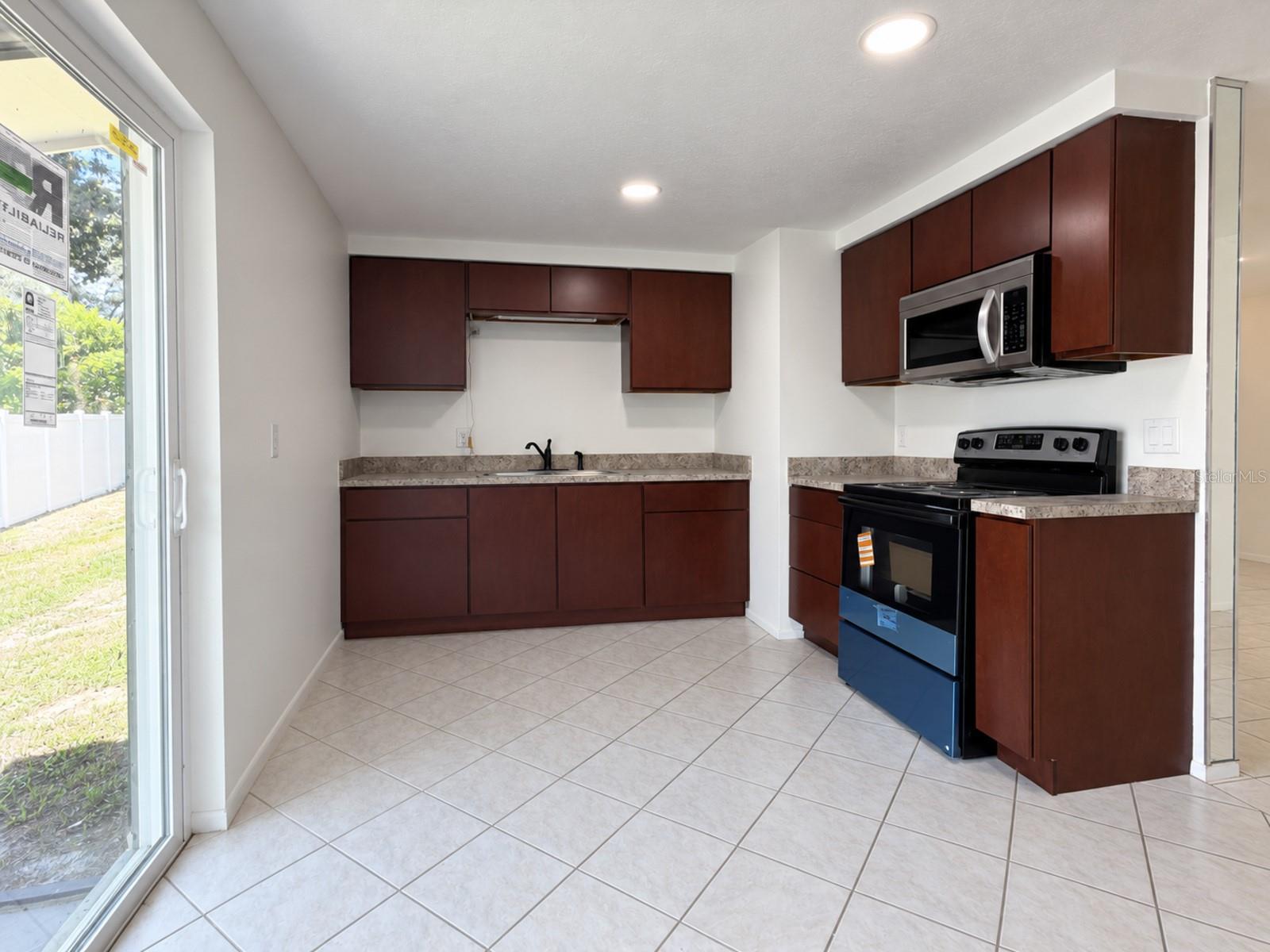 8719 RIVER FOREST CIR — photo 2