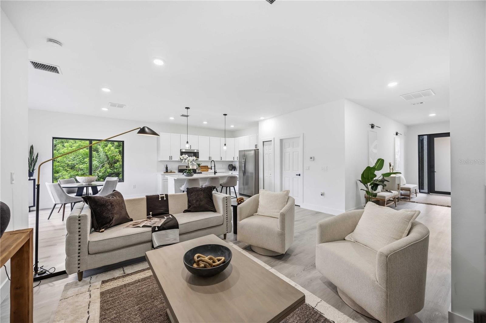 8533 LANCELOT AVE — photo 4