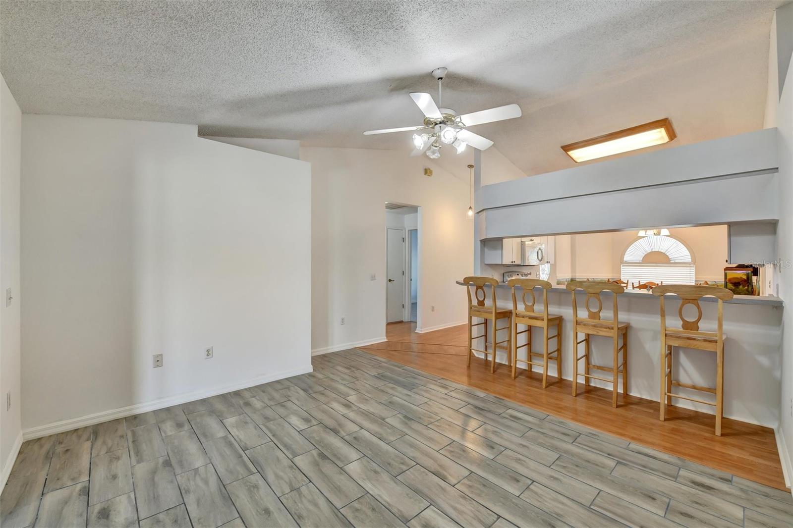510 CLOVERLEAF DR — photo 26