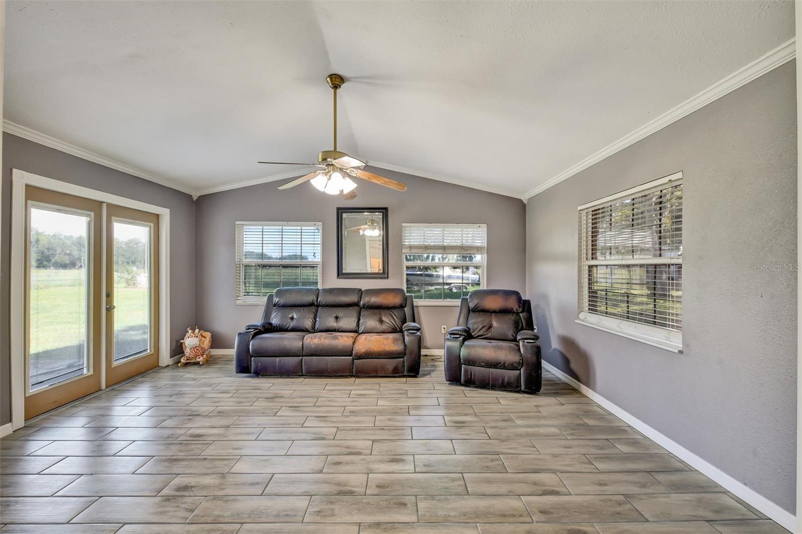 510 CLOVERLEAF DR — photo 29