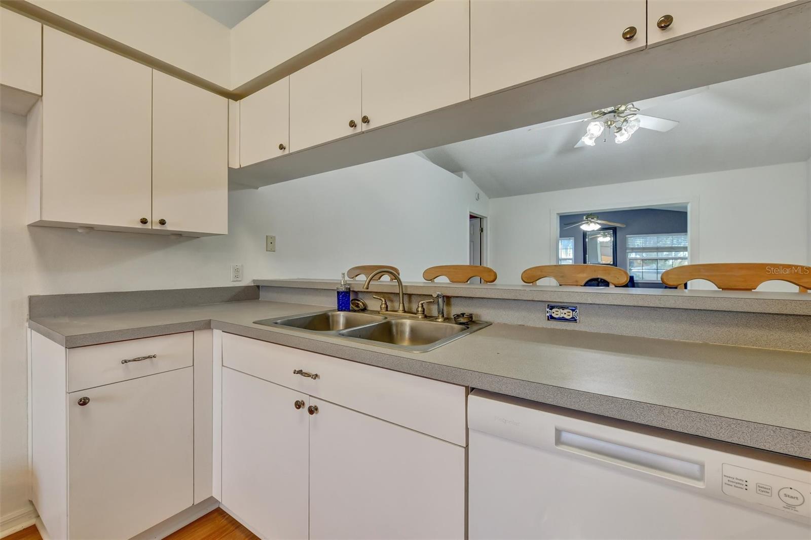 510 CLOVERLEAF DR — photo 17