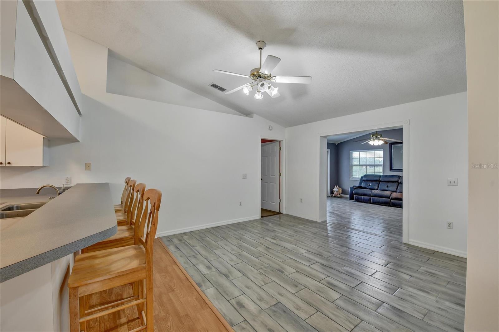 510 CLOVERLEAF DR — photo 24