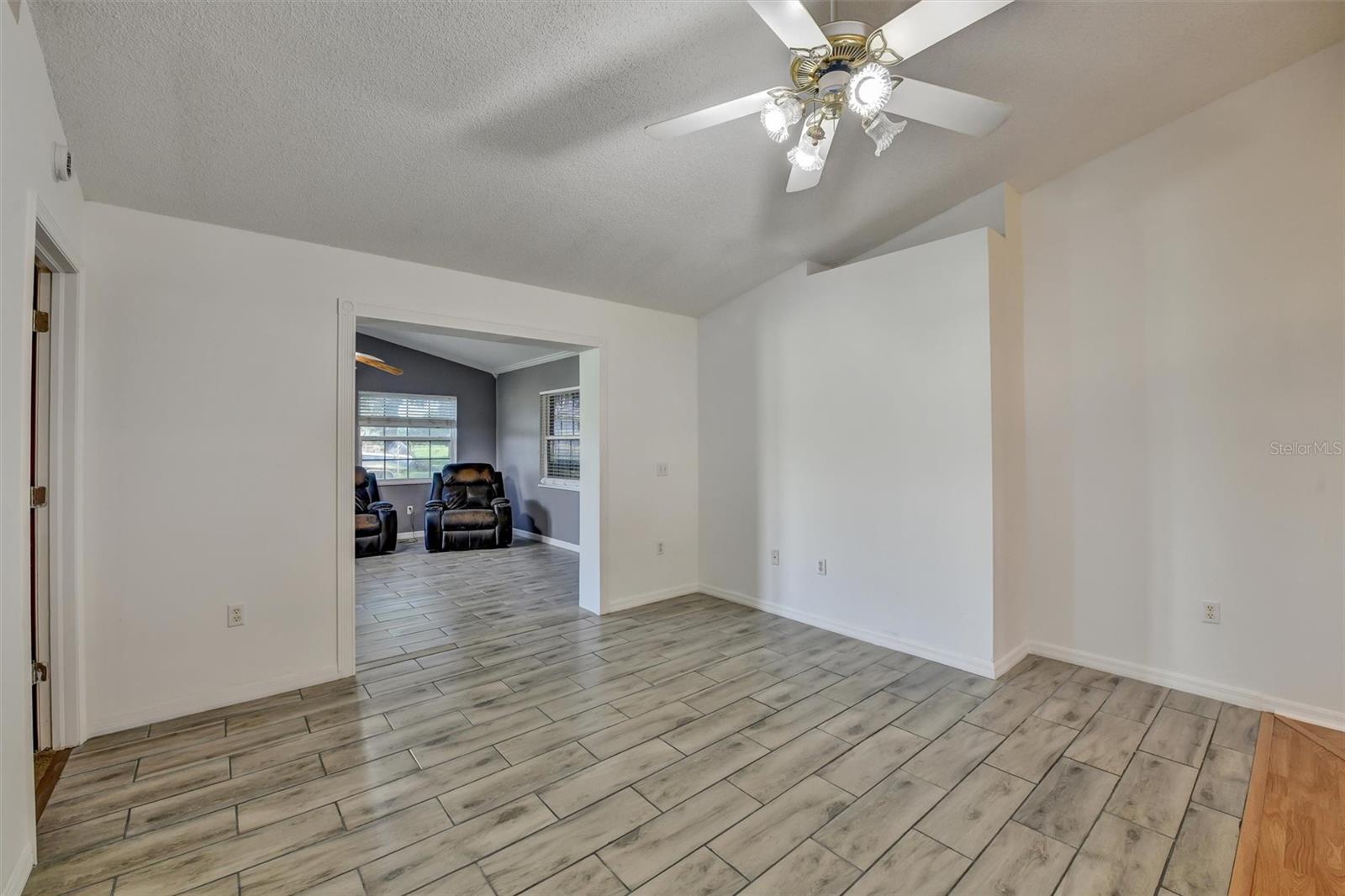 510 CLOVERLEAF DR — photo 27