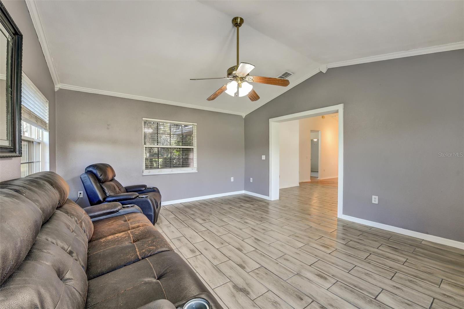 510 CLOVERLEAF DR — photo 28