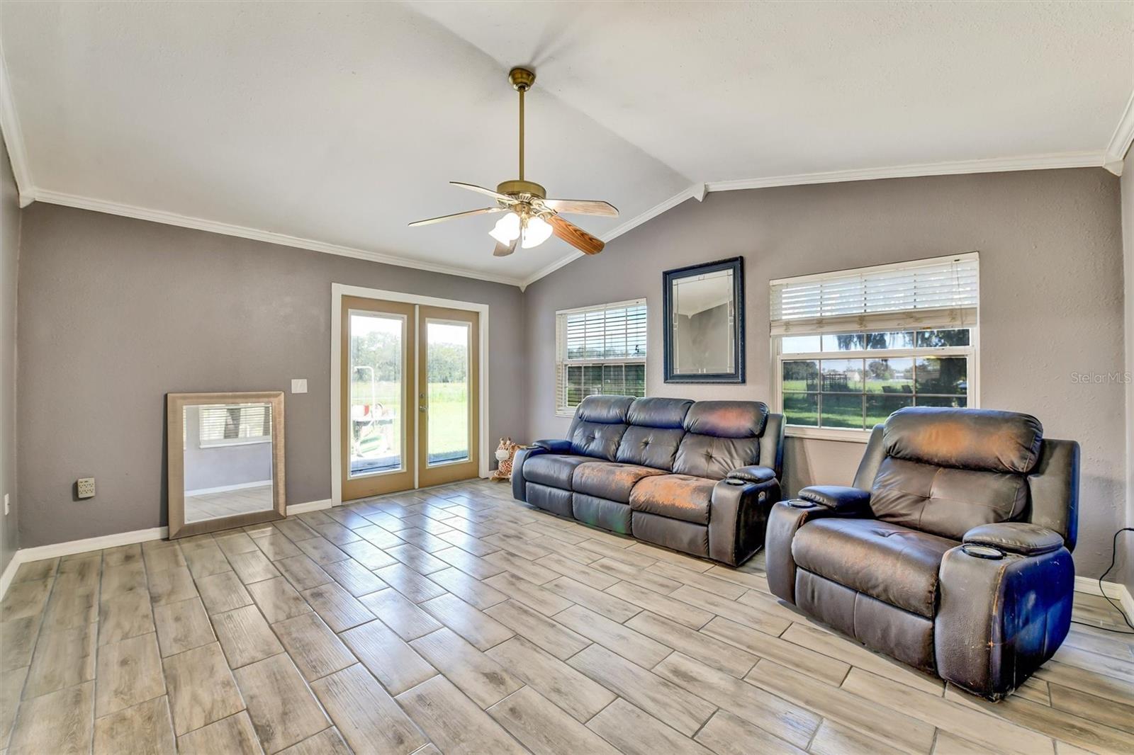 510 CLOVERLEAF DR — photo 31