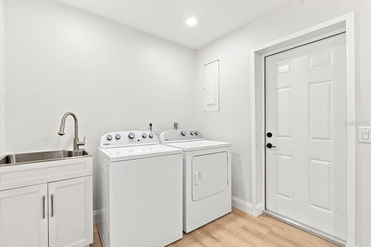 212 GIOTTO DR — photo 35