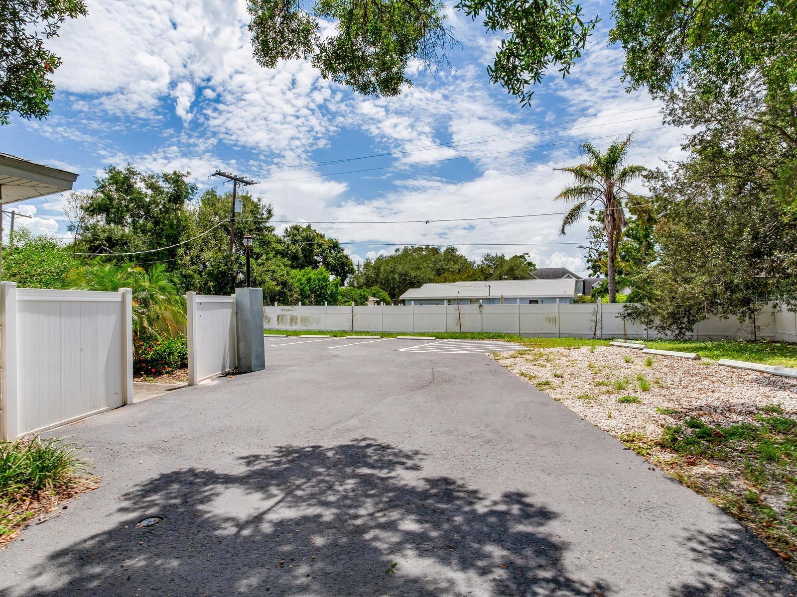 3710 W AZEELE ST — photo 27