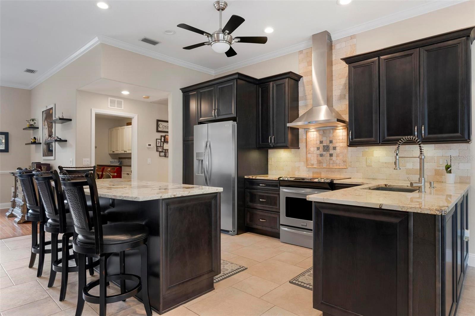 586 OAK BAY DR — photo 9