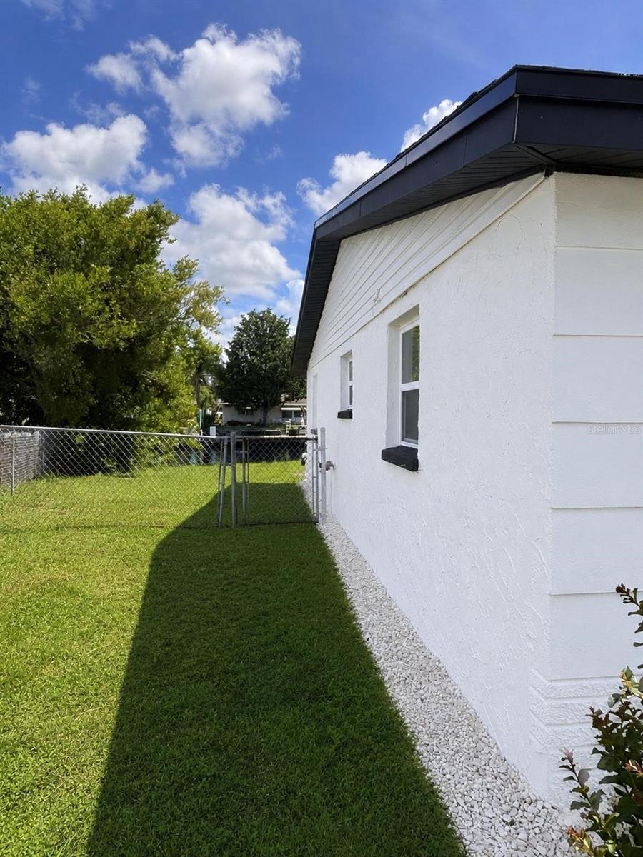 1346 CHANCELLOR DR — photo 3