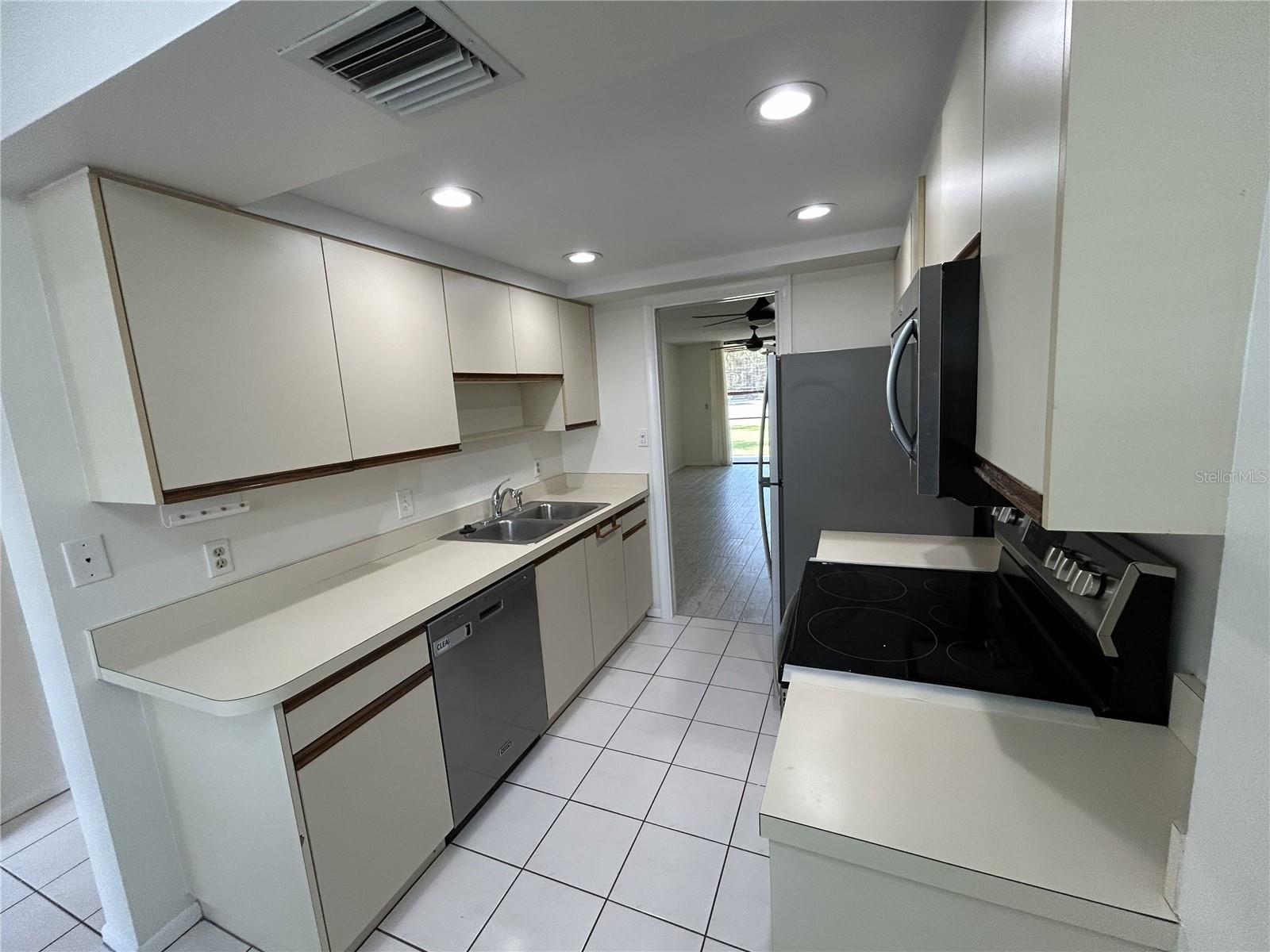 1316 PASADENA AVE S #102 — photo 8