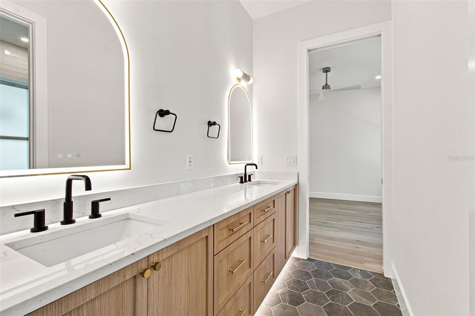 3609 S GARDENIA AVE — photo 46