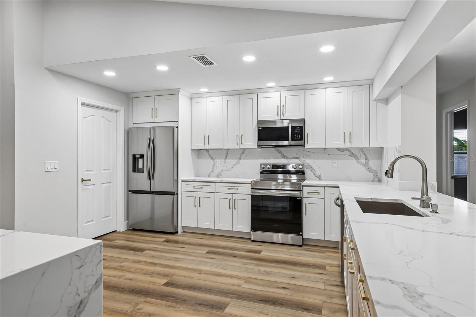 3093 CREST DR — photo 10