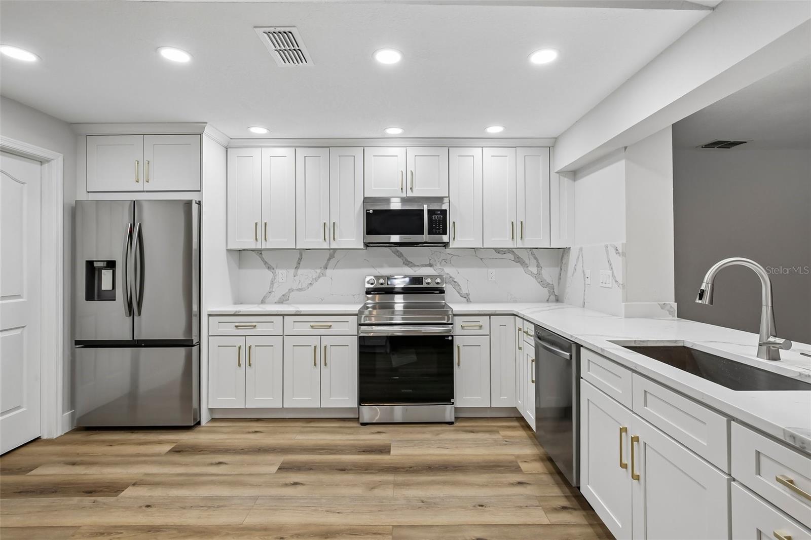 3093 CREST DR — photo 9