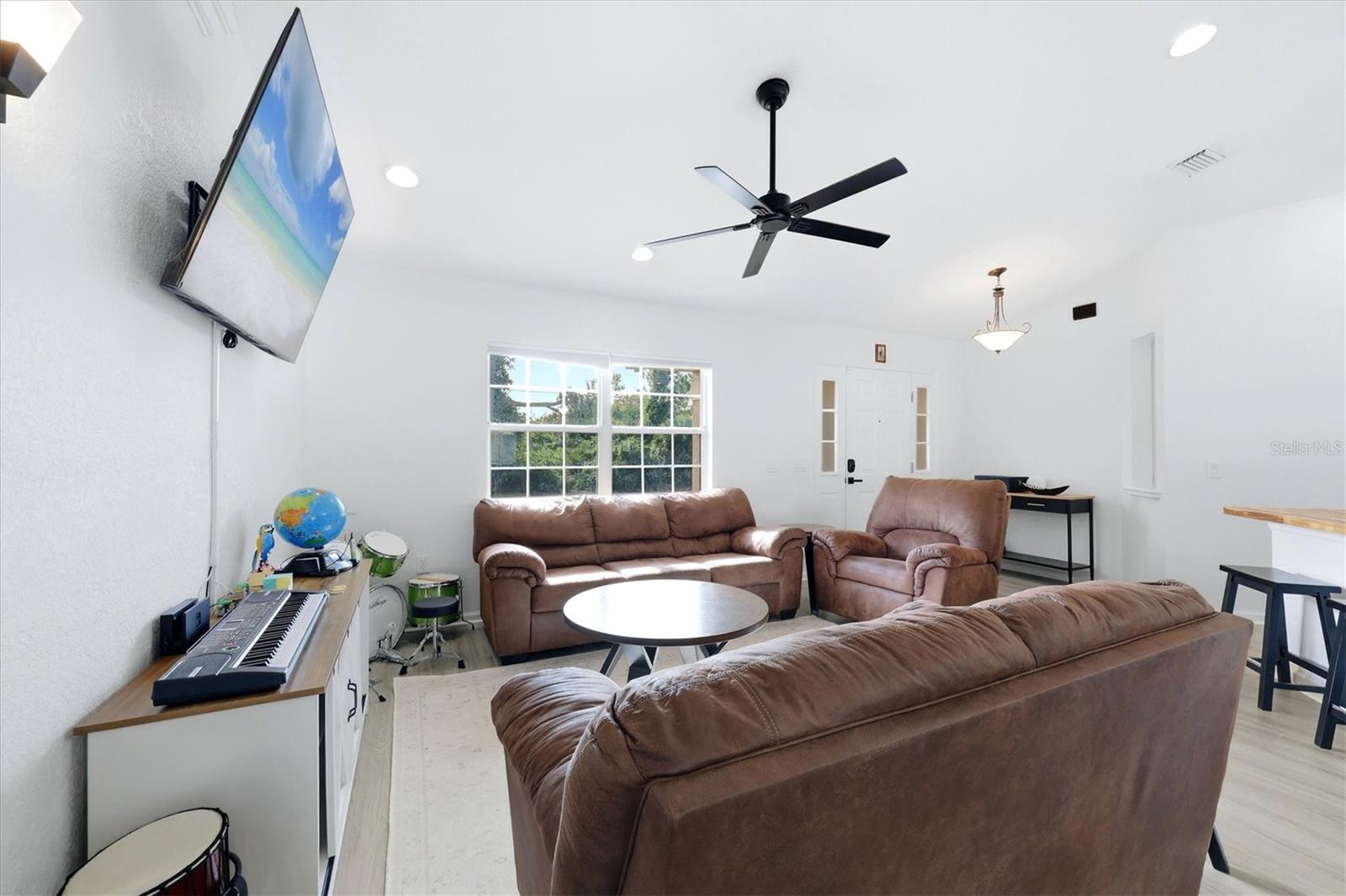 2565 CLOVELON ST — photo 6