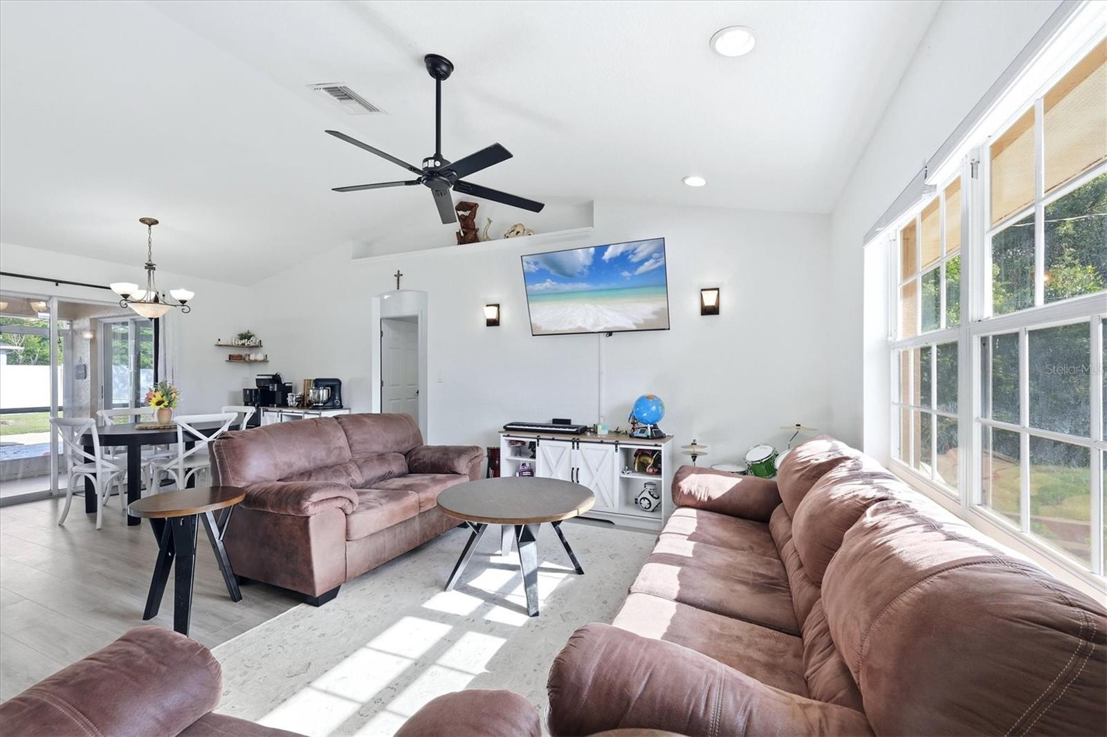 2565 CLOVELON ST — photo 8