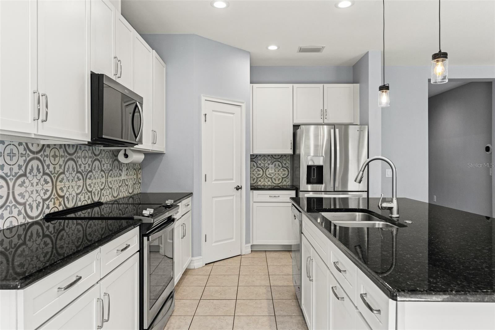 16361 HYDE MANOR DR — photo 32