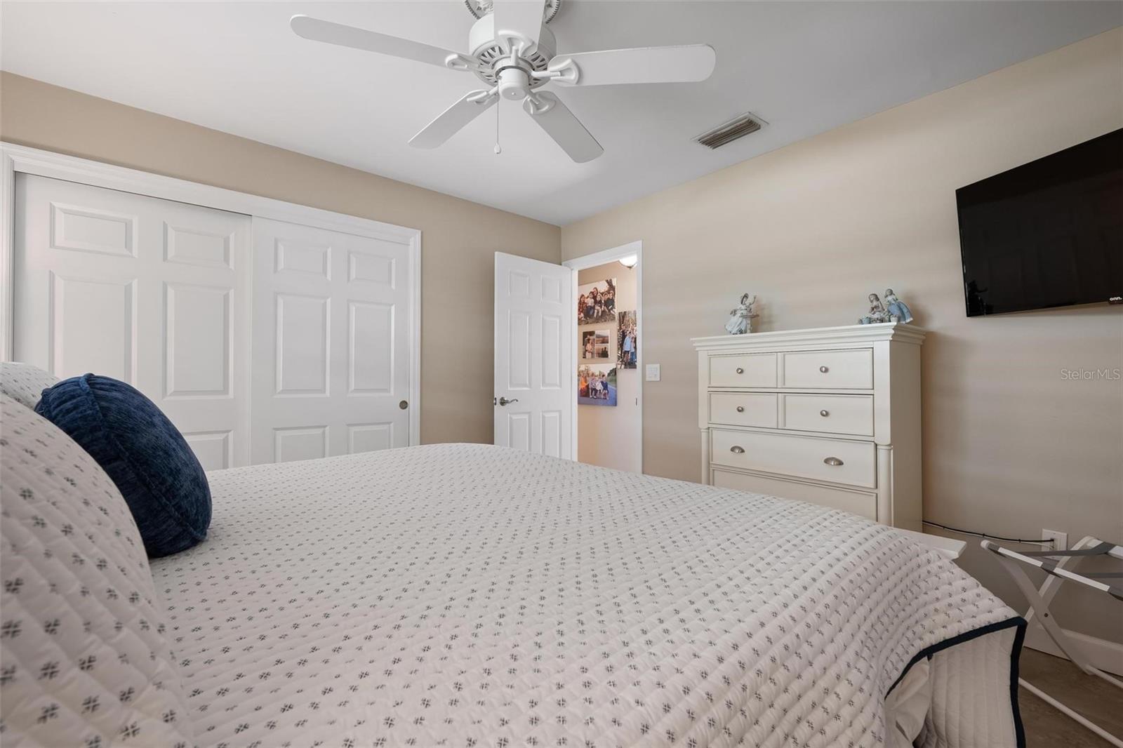 512 WARWICK DR — photo 33
