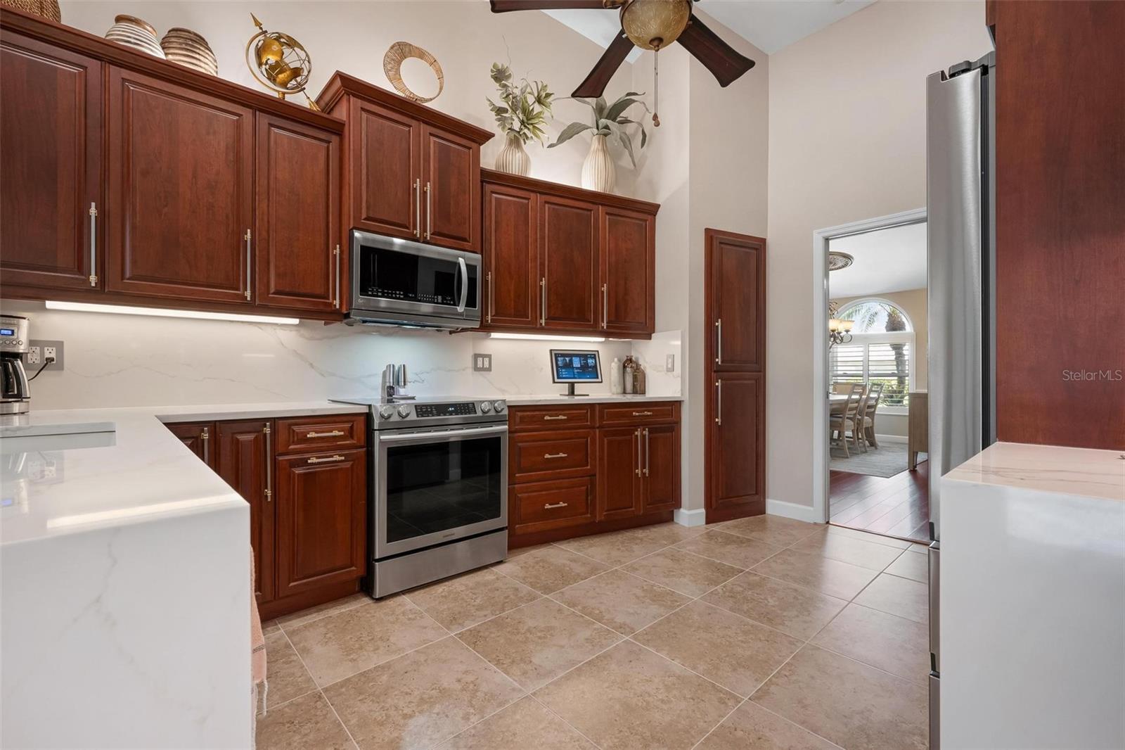 512 WARWICK DR — photo 4