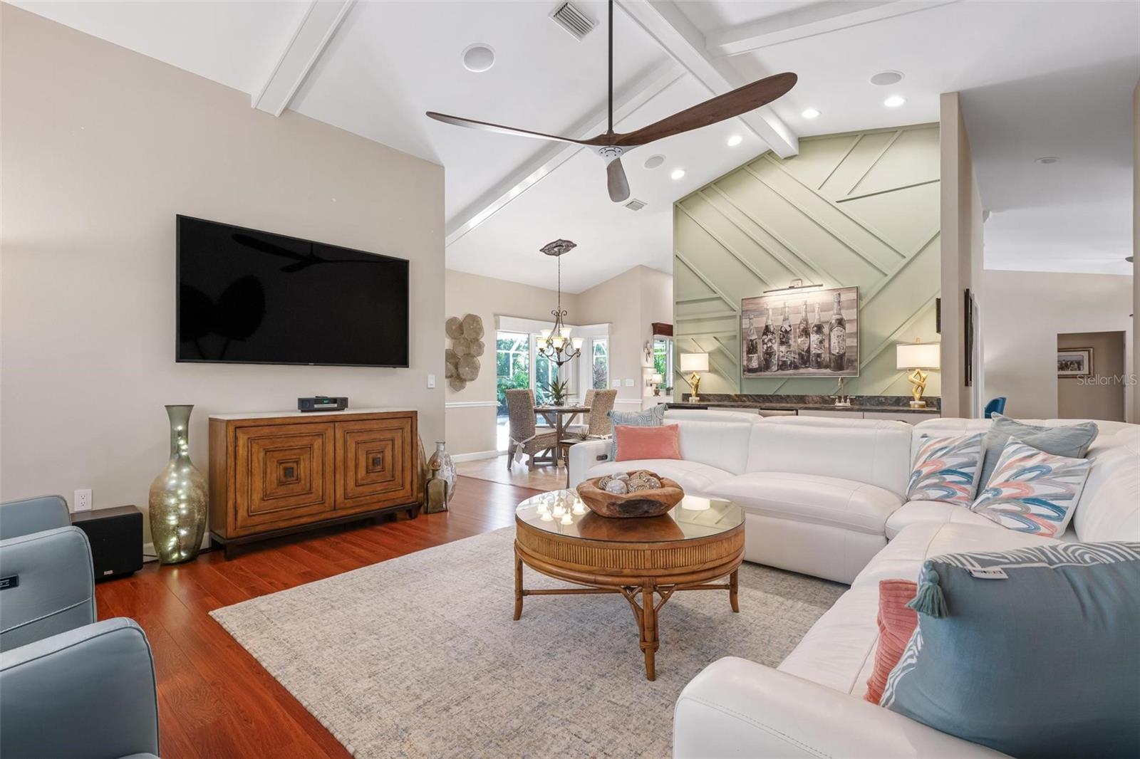 512 WARWICK DR — photo 3