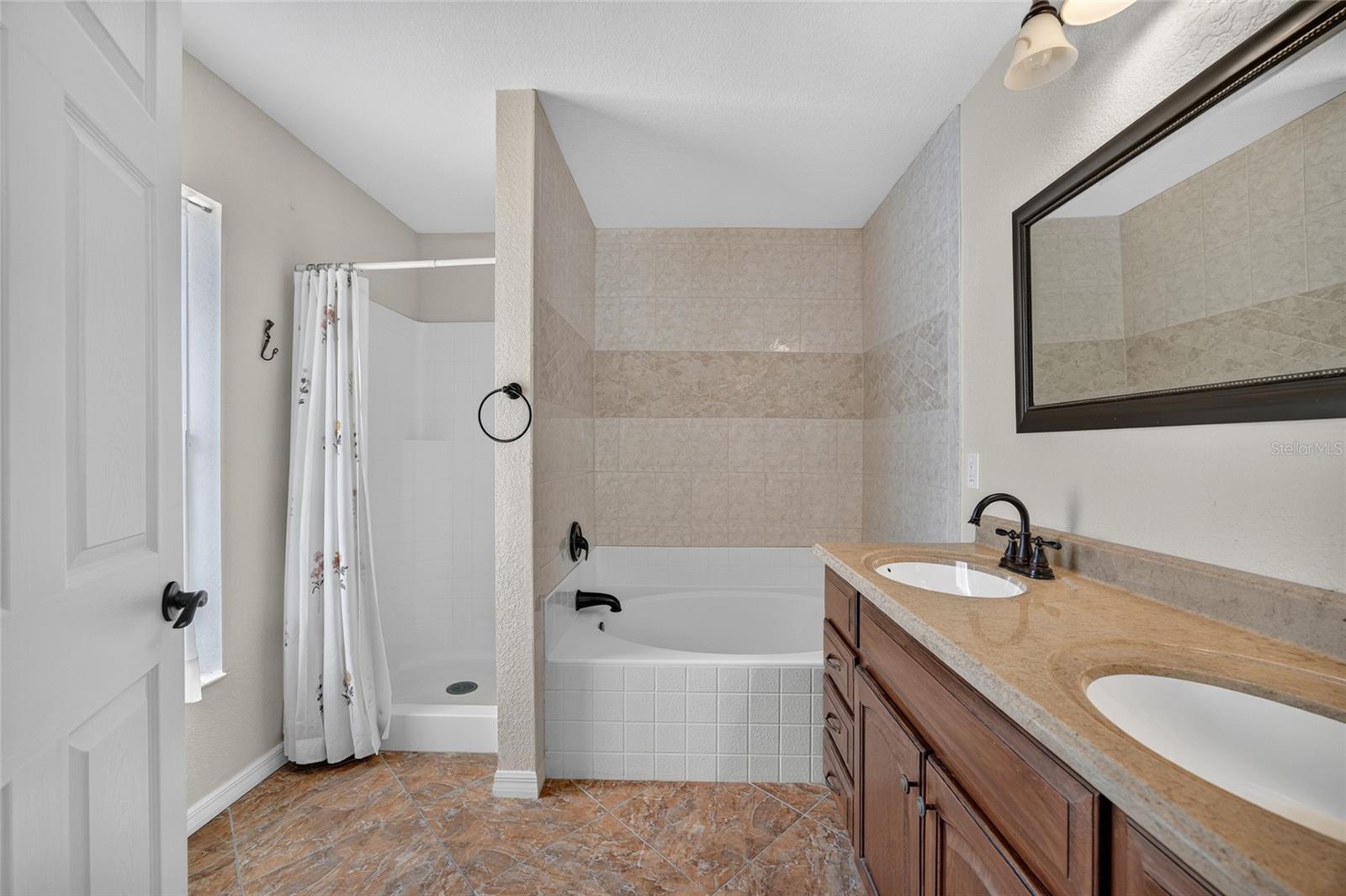 1406 WOODCREST LN — photo 19