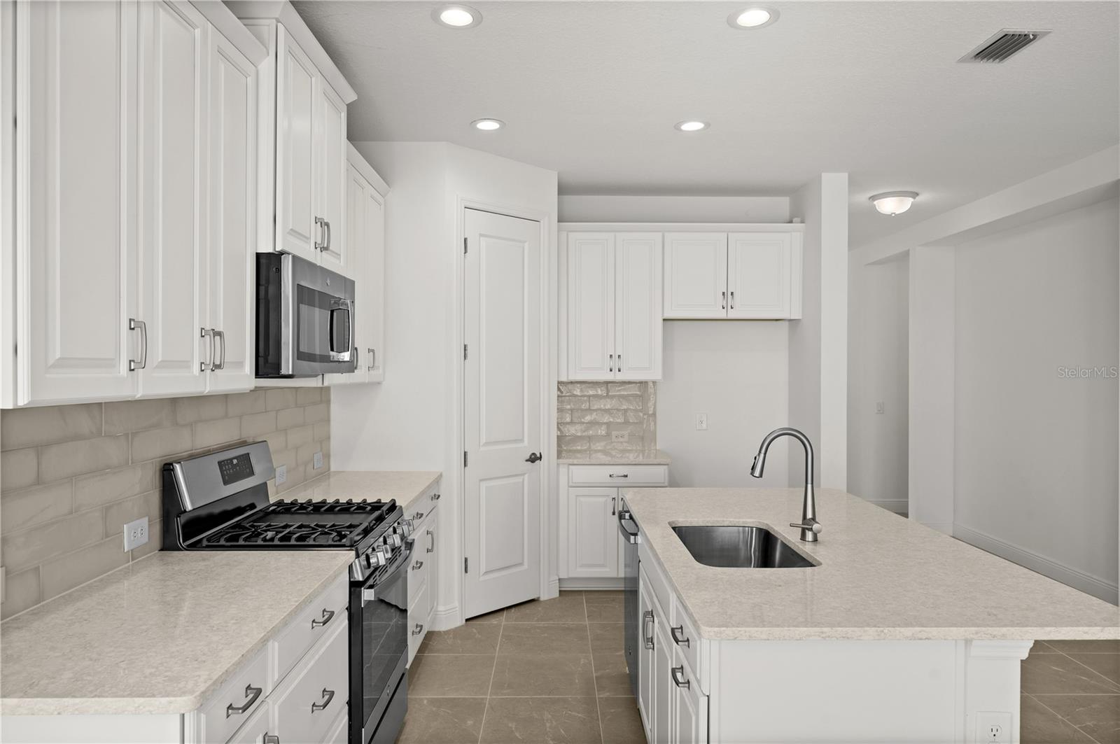 10366 LAKE GEORGE AVE — photo 4