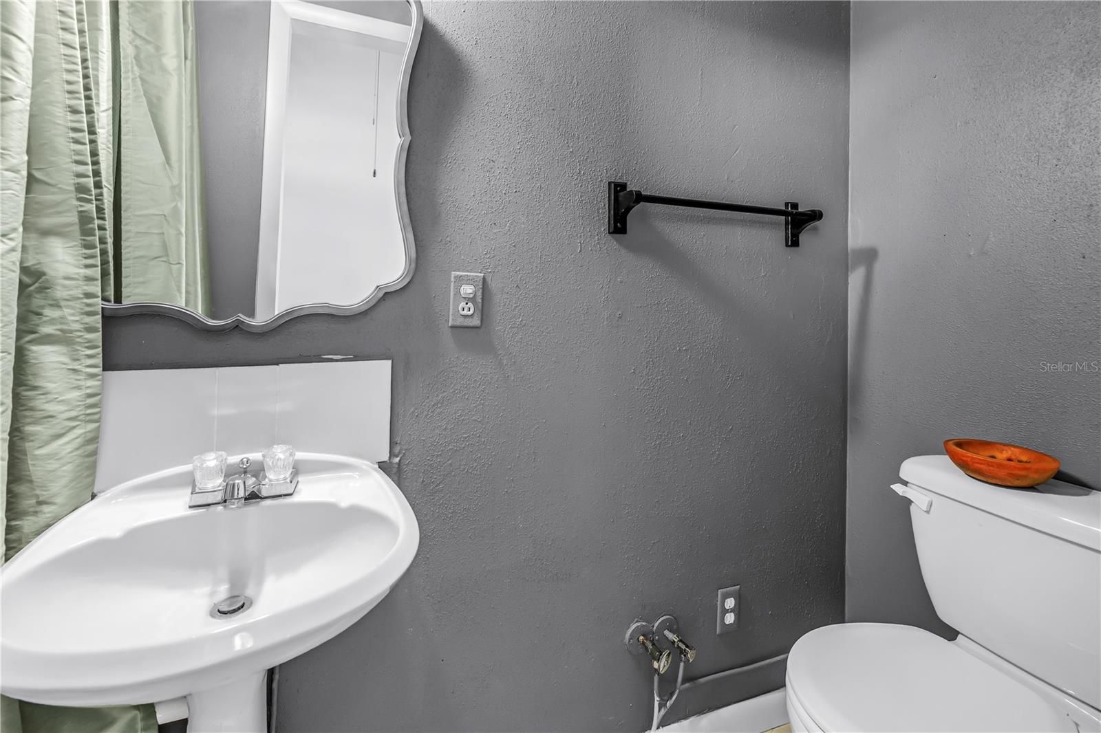 7999 RIDGE RD — photo 32
