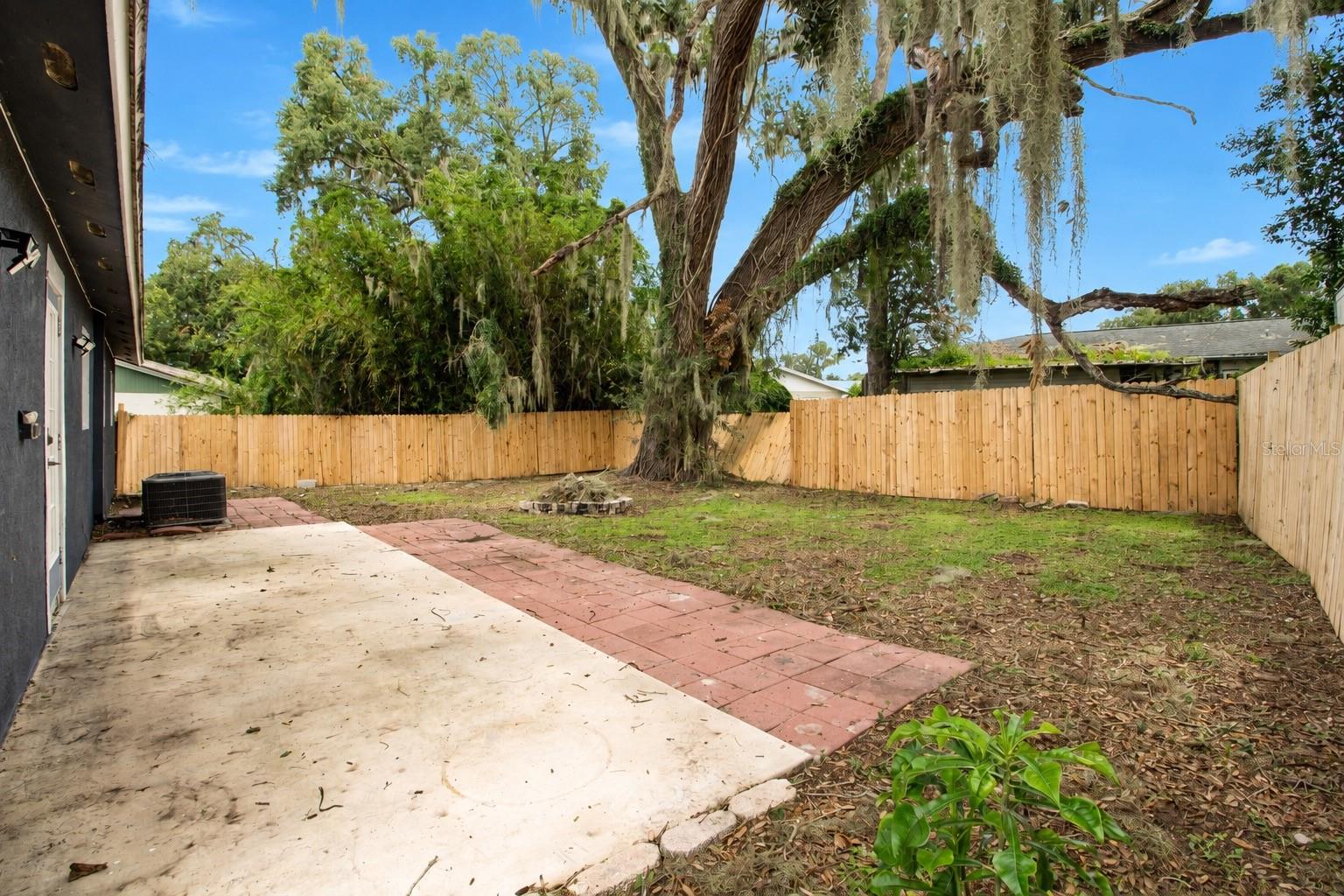 113 INWOOD CIR — photo 16
