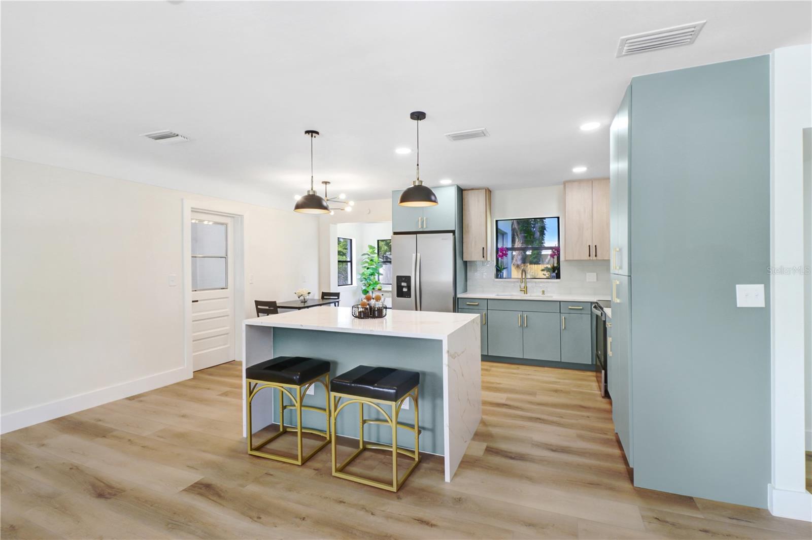 1800 CARDINAL DR — photo 9