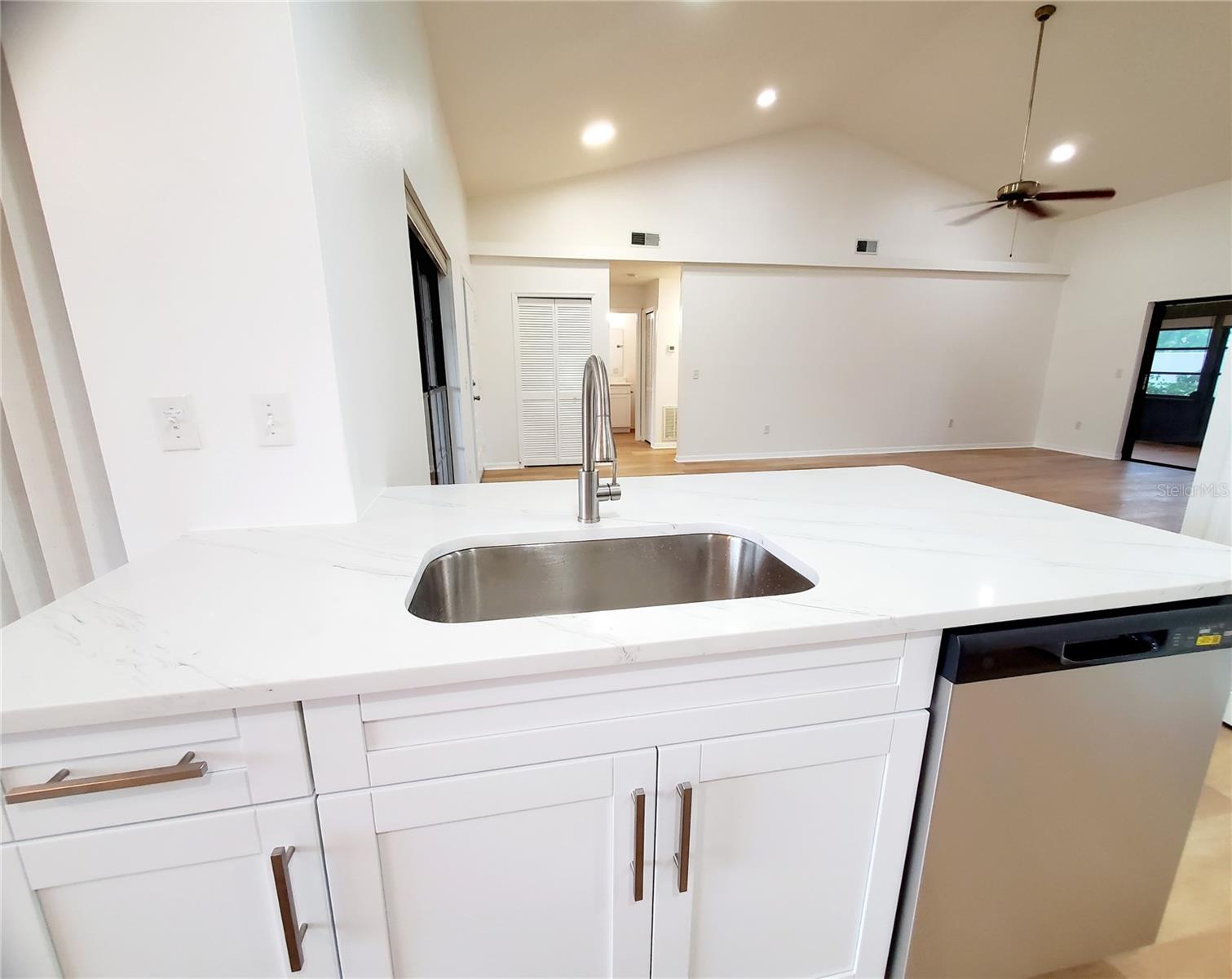 2053 VILLA TER — photo 11