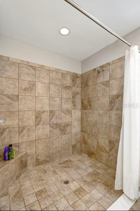 305 LINDEN DR — photo 28