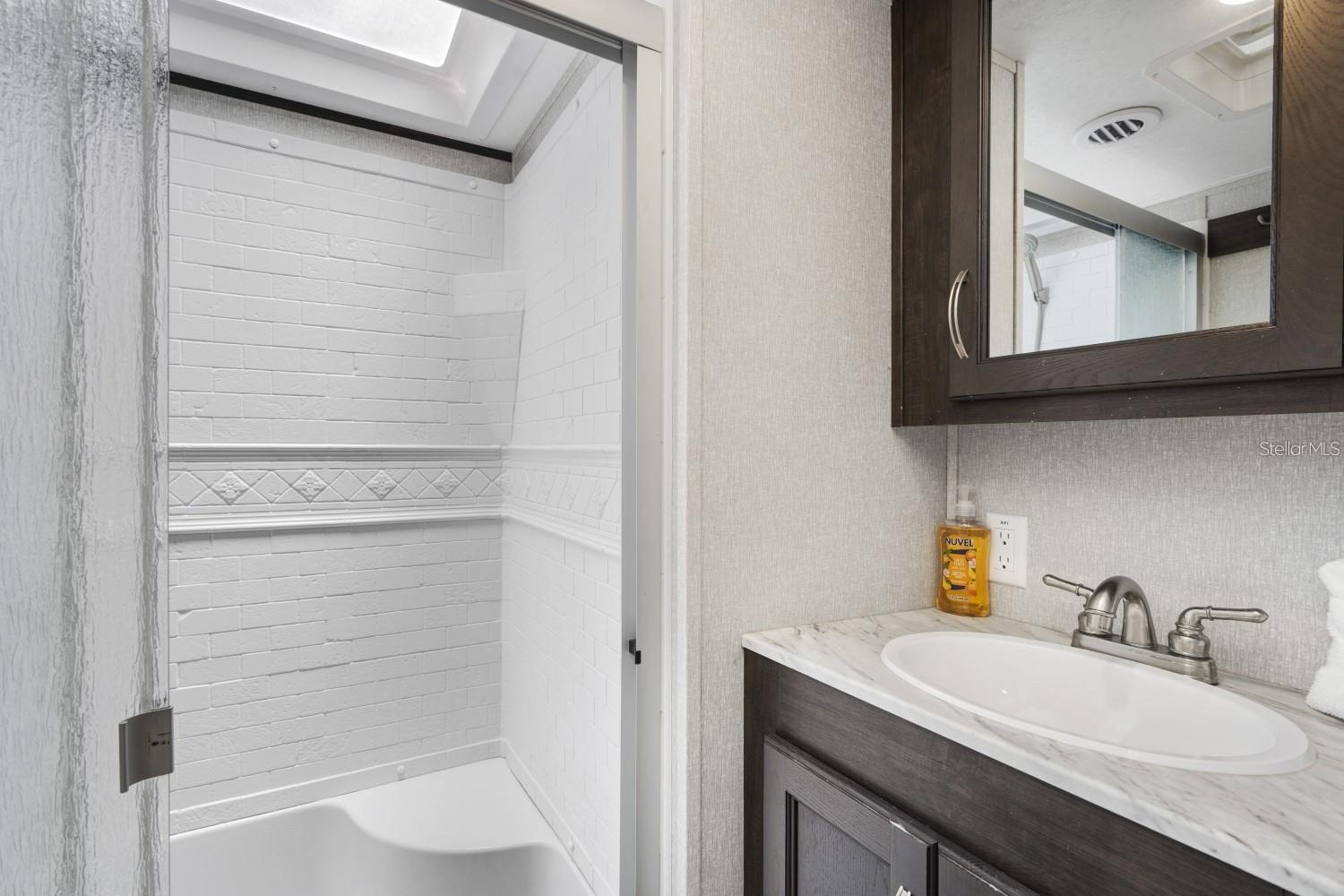 305 LINDEN DR — photo 35