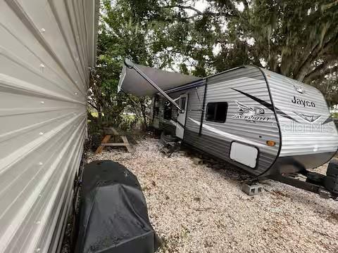 305 LINDEN DR — photo 40