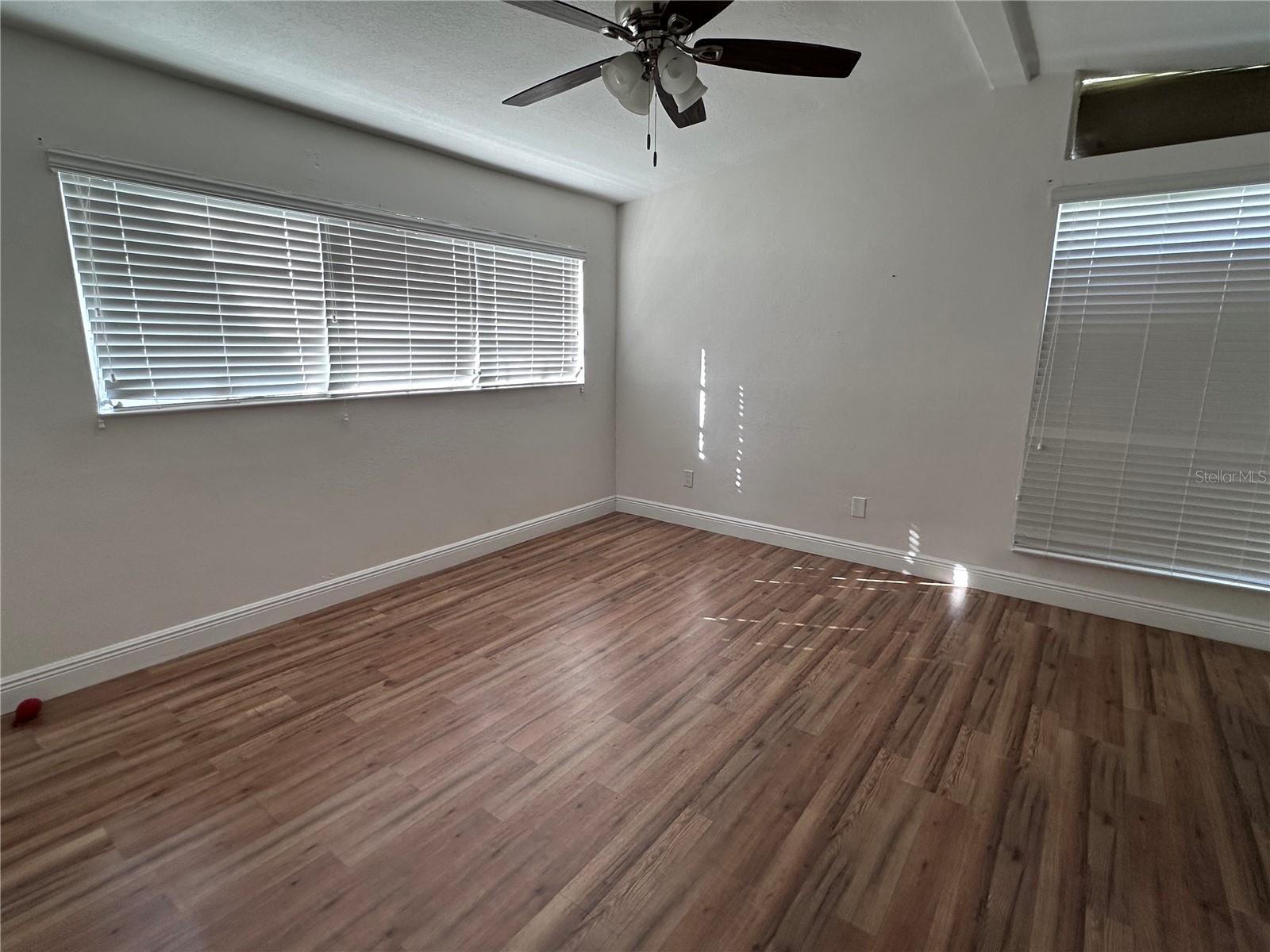 503 BROXBURN AVE — photo 9