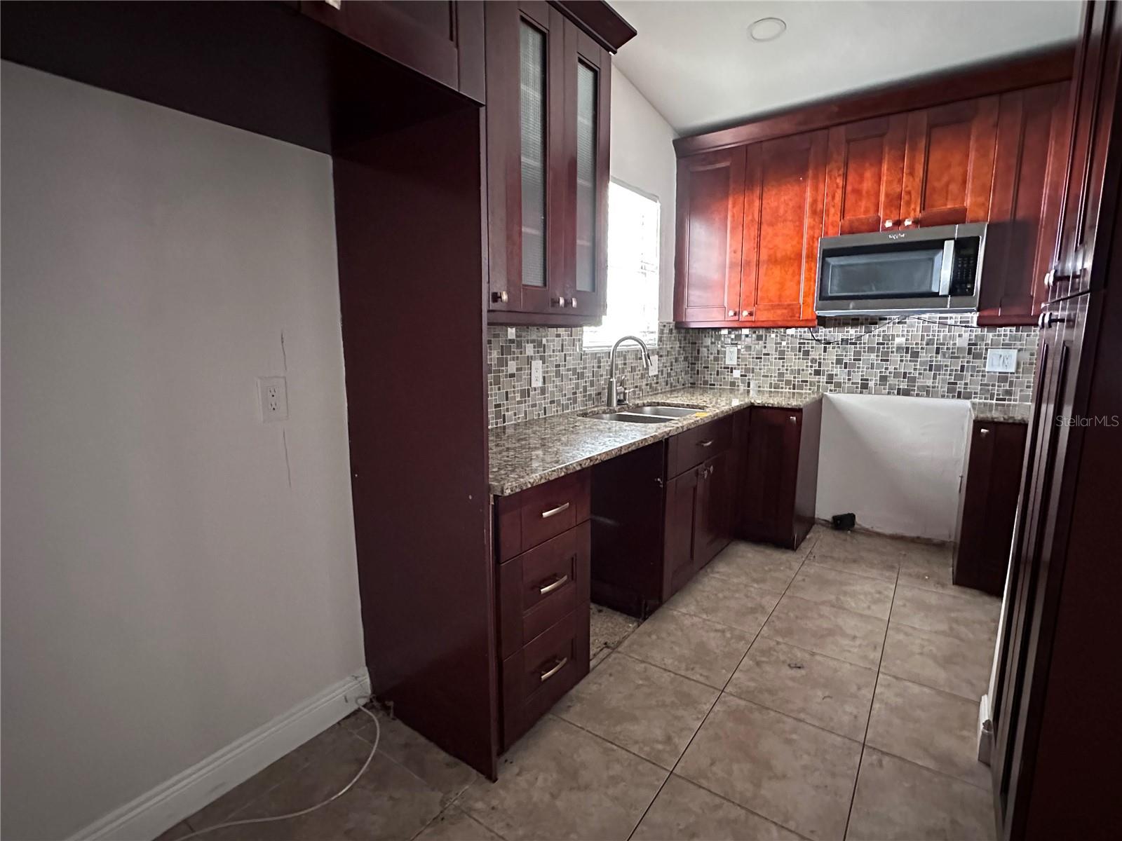 503 BROXBURN AVE — photo 6