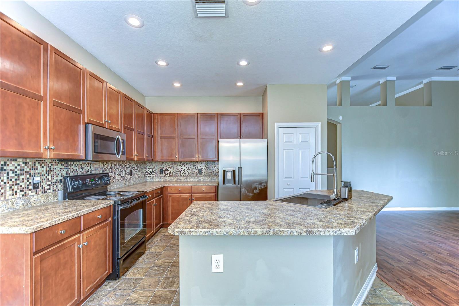 6716 BLUFF MEADOW CT — photo 22