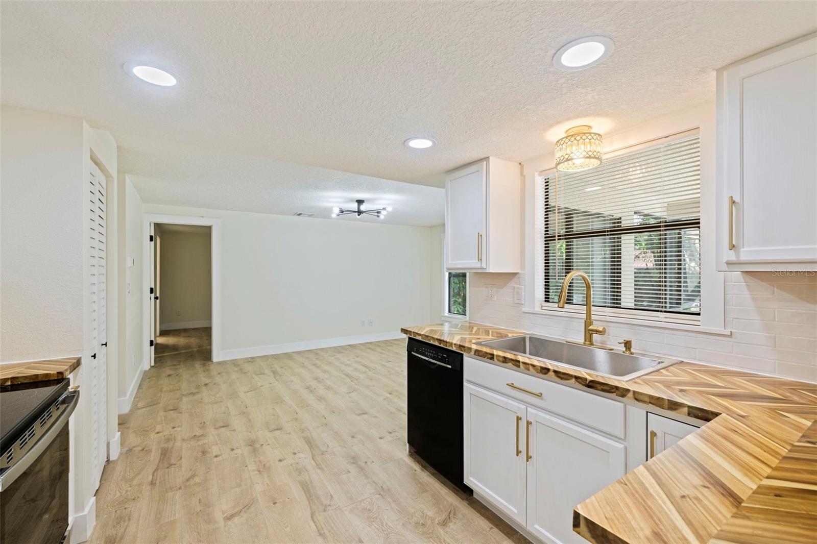 1671 CASTLEWOOD LN — photo 17