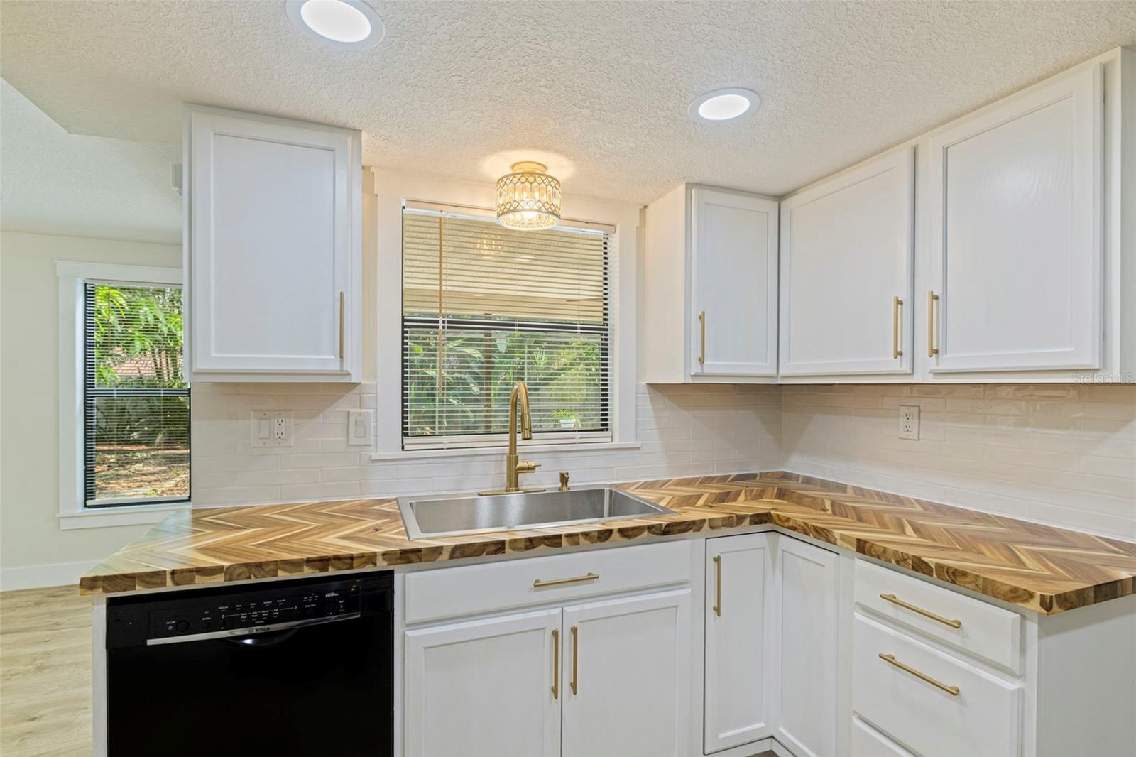 1671 CASTLEWOOD LN — photo 18