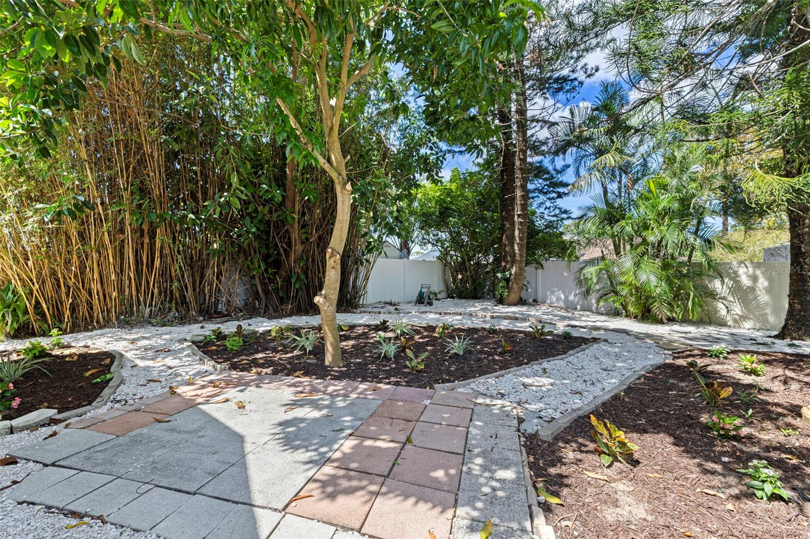 1671 CASTLEWOOD LN — photo 36