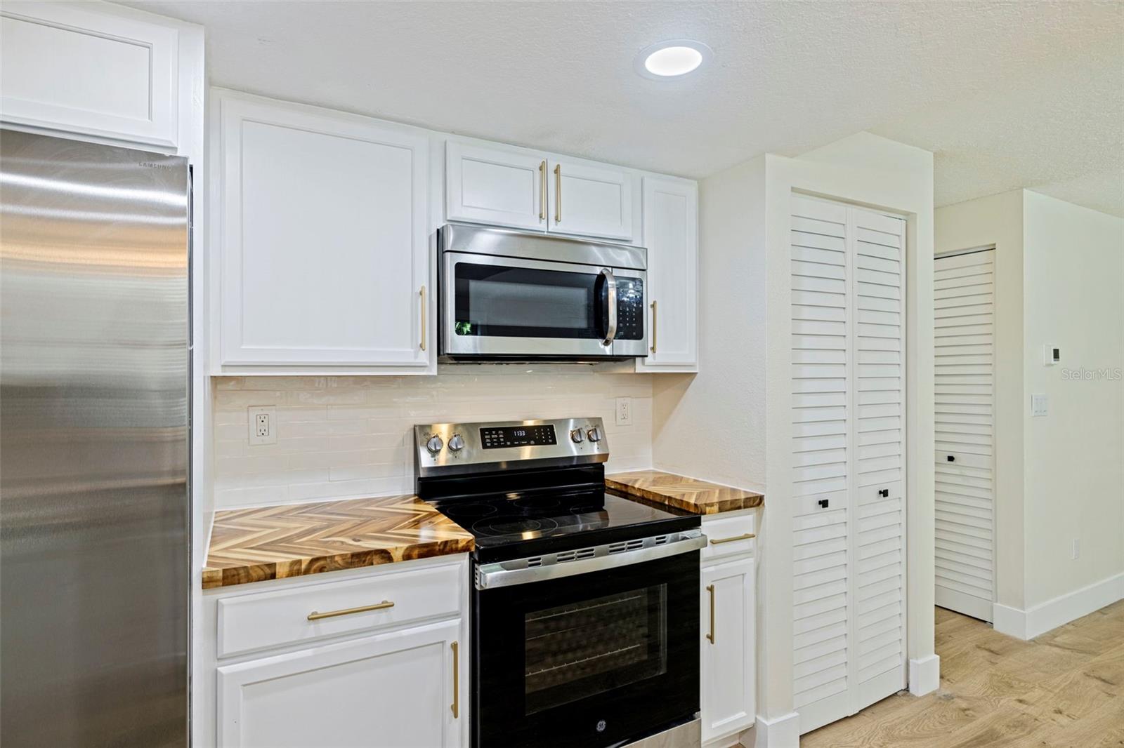 1671 CASTLEWOOD LN — photo 20