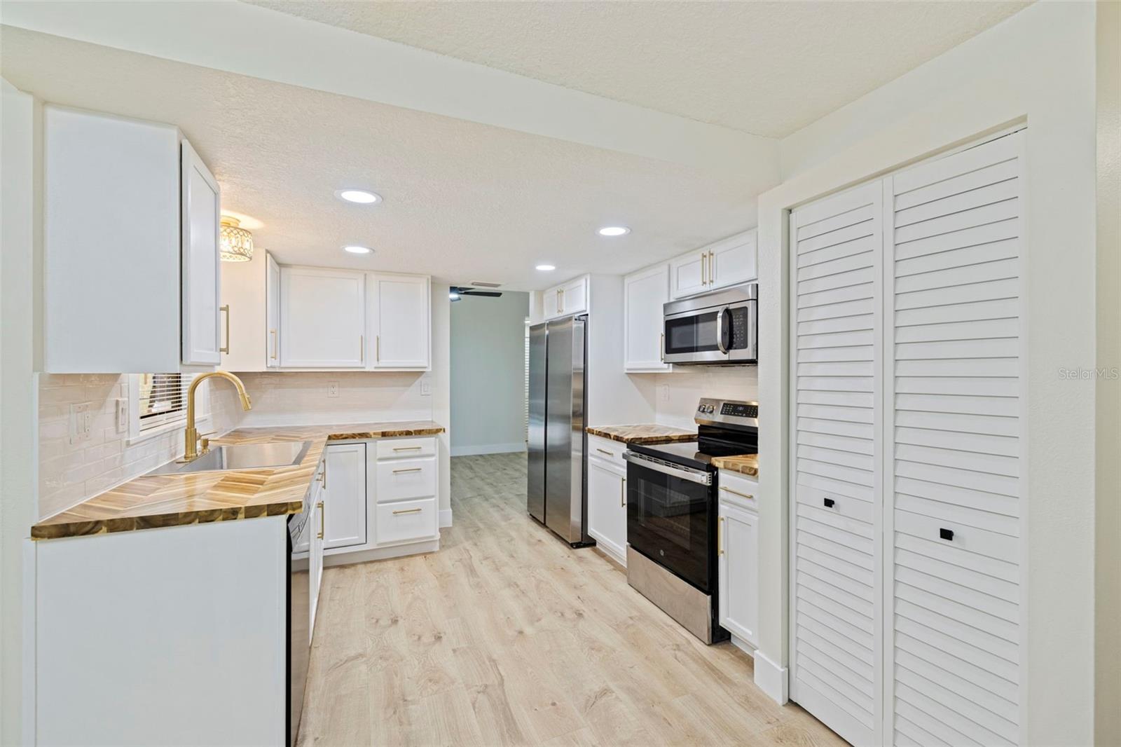 1671 CASTLEWOOD LN — photo 19