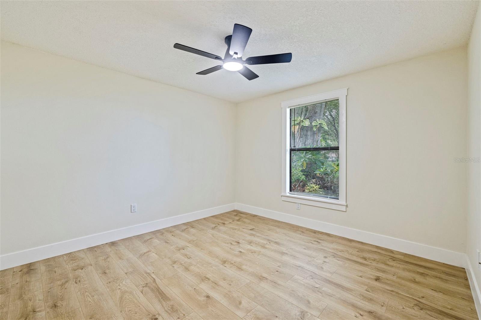 1671 CASTLEWOOD LN — photo 27
