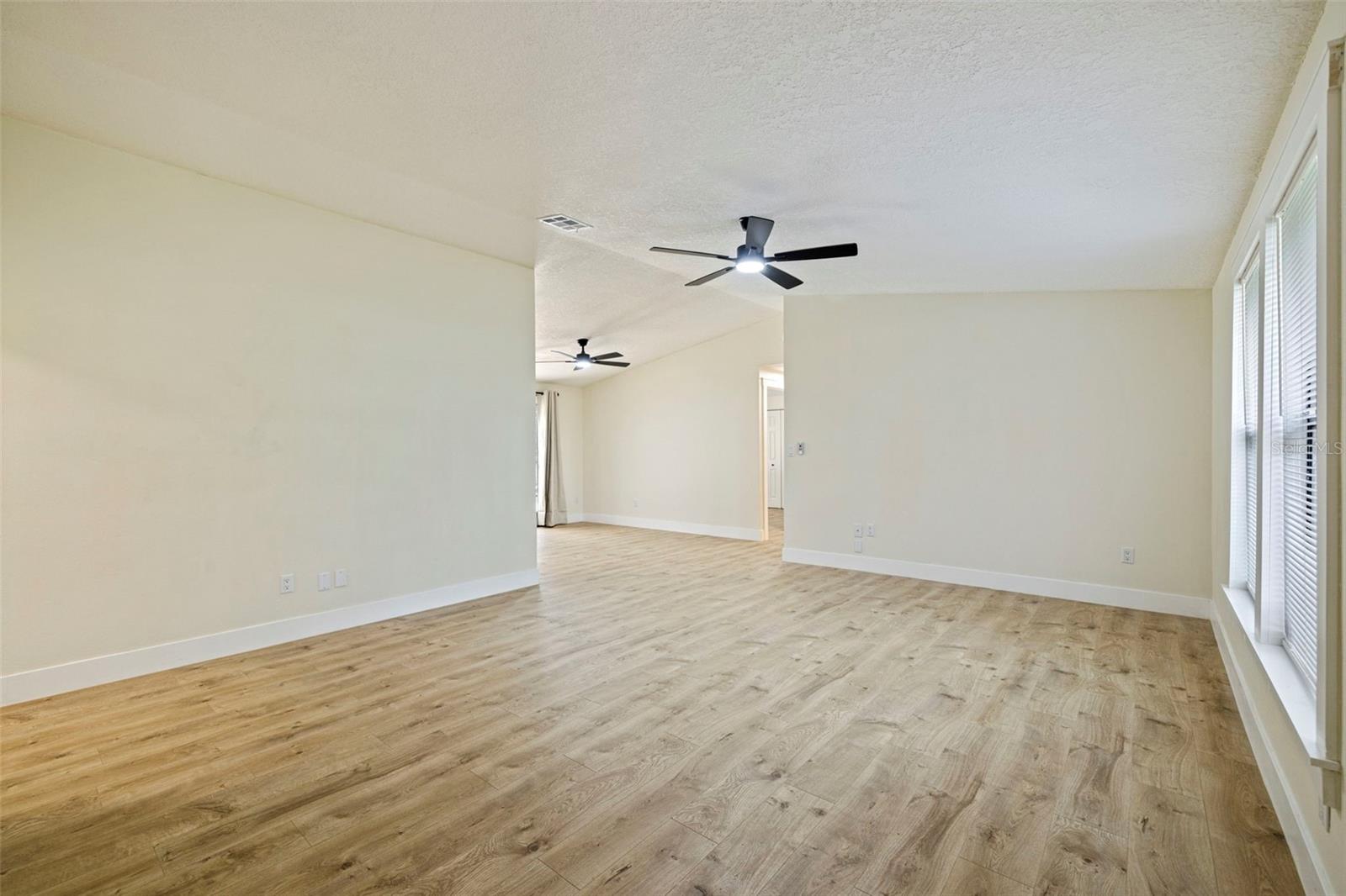 1671 CASTLEWOOD LN — photo 29