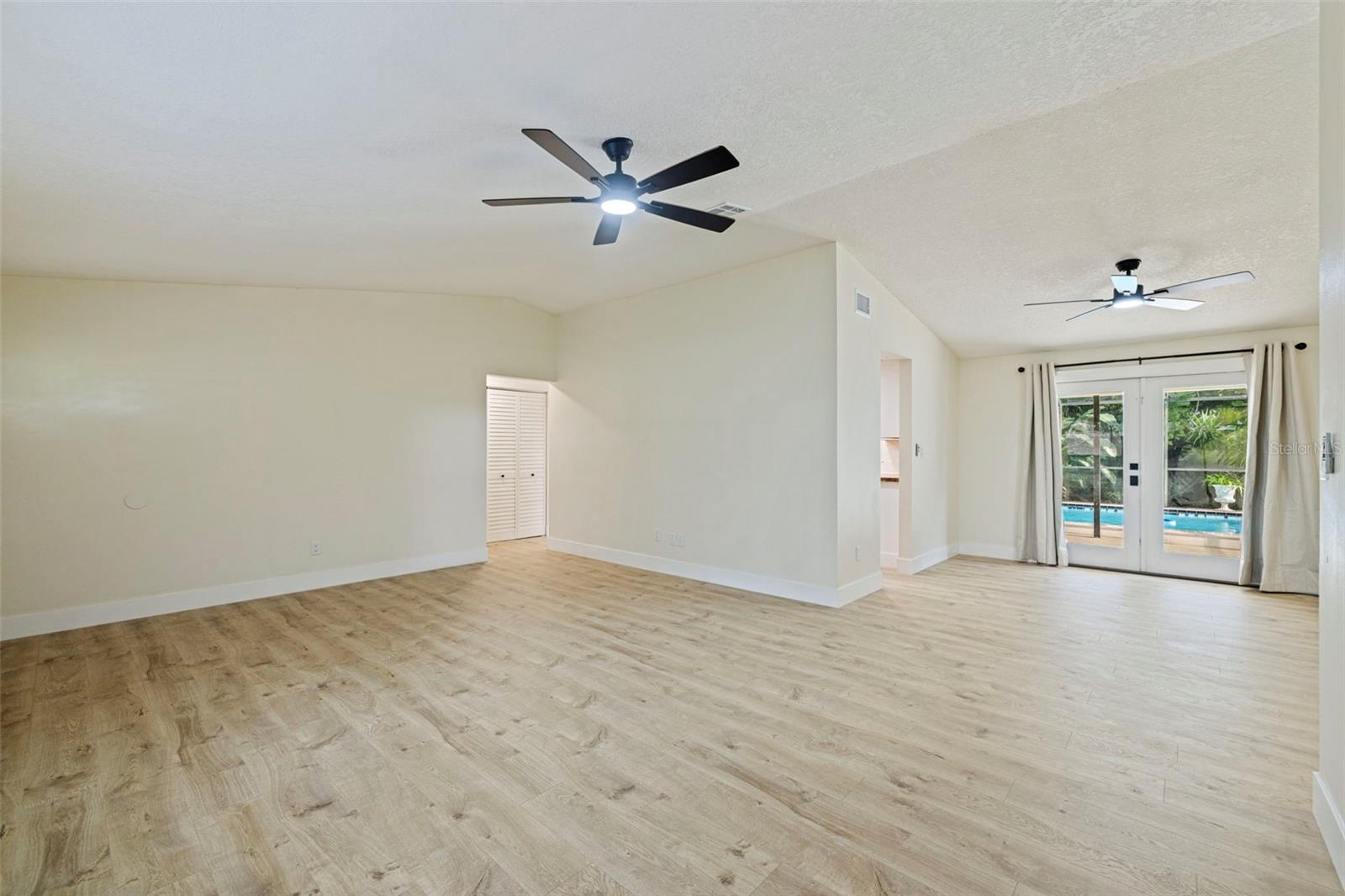 1671 CASTLEWOOD LN — photo 21