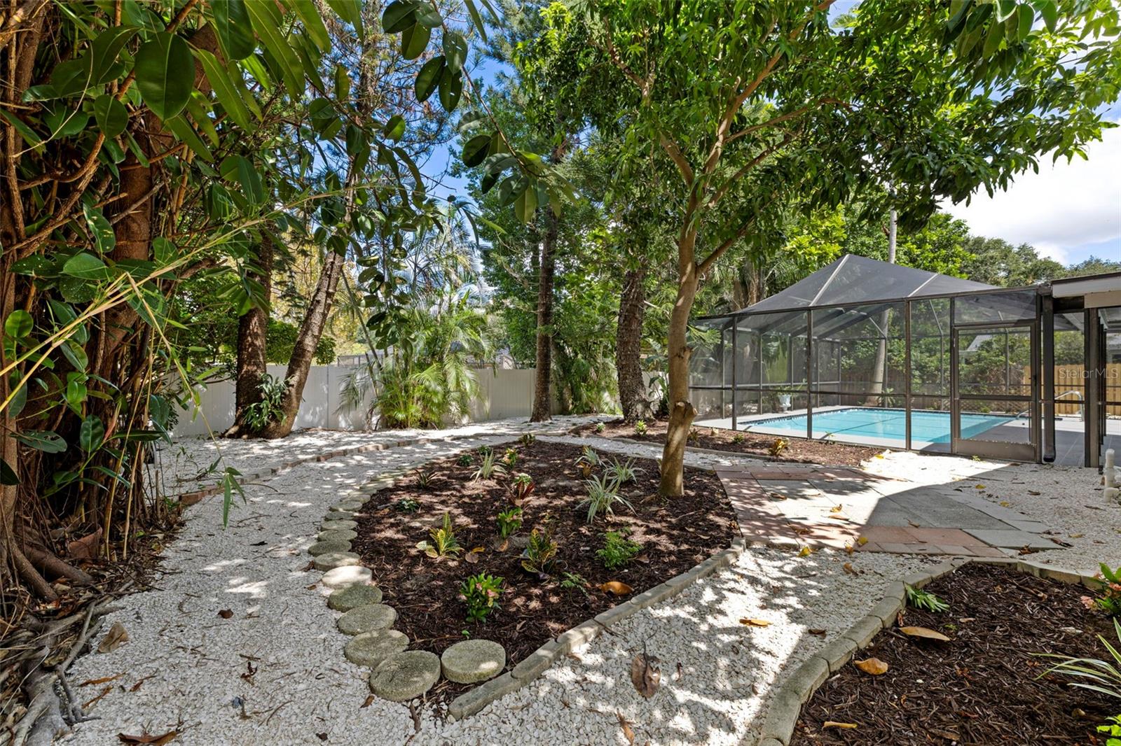 1671 CASTLEWOOD LN — photo 37