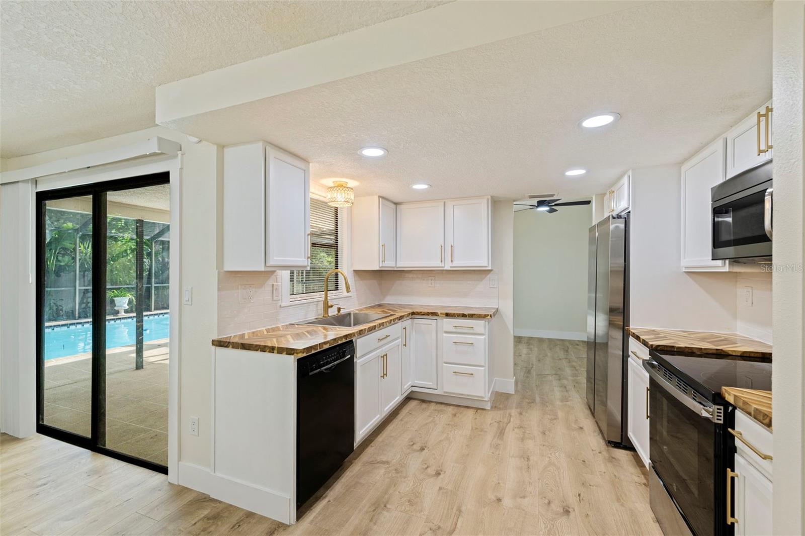 1671 CASTLEWOOD LN — photo 15