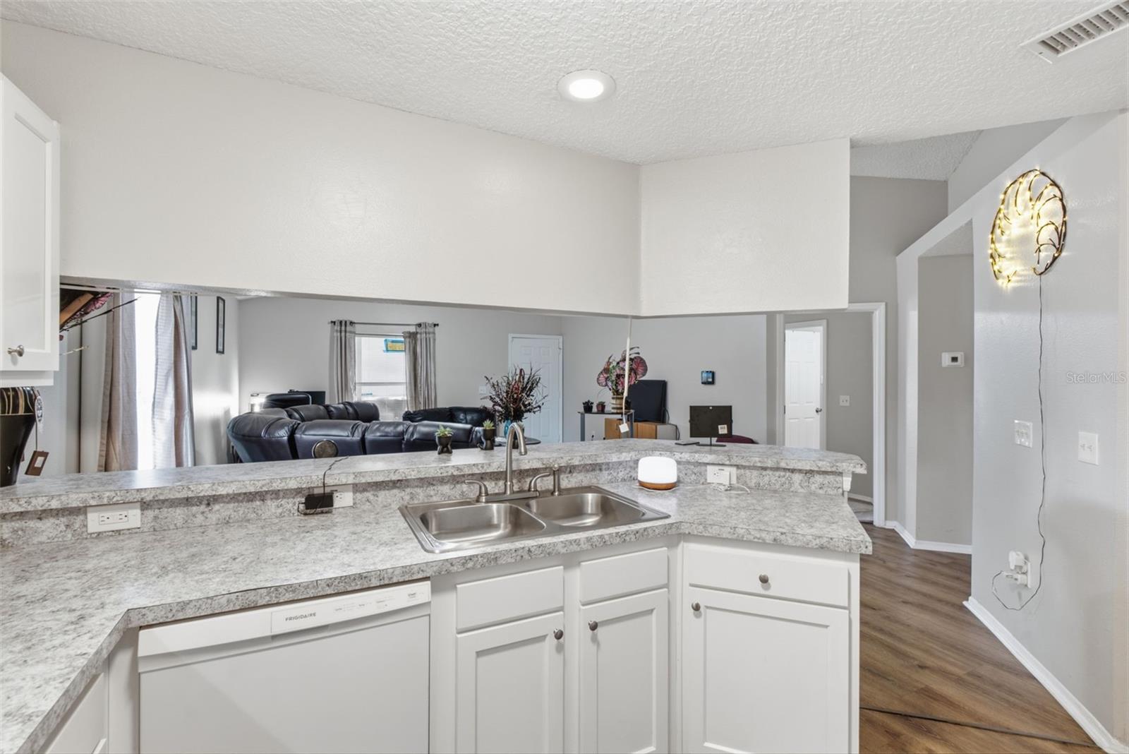 3203 DELEUIL AVE — photo 8