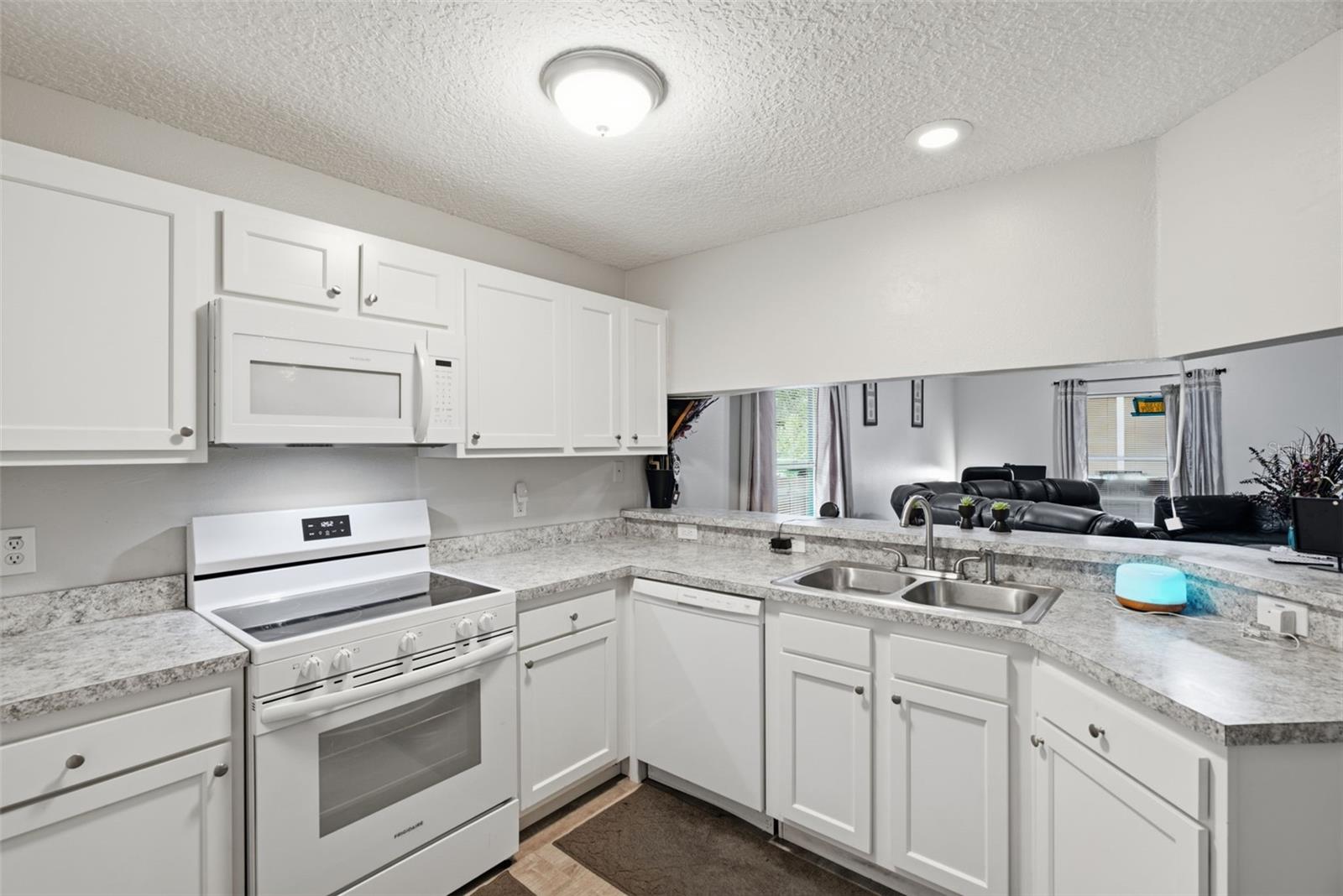 3203 DELEUIL AVE — photo 7