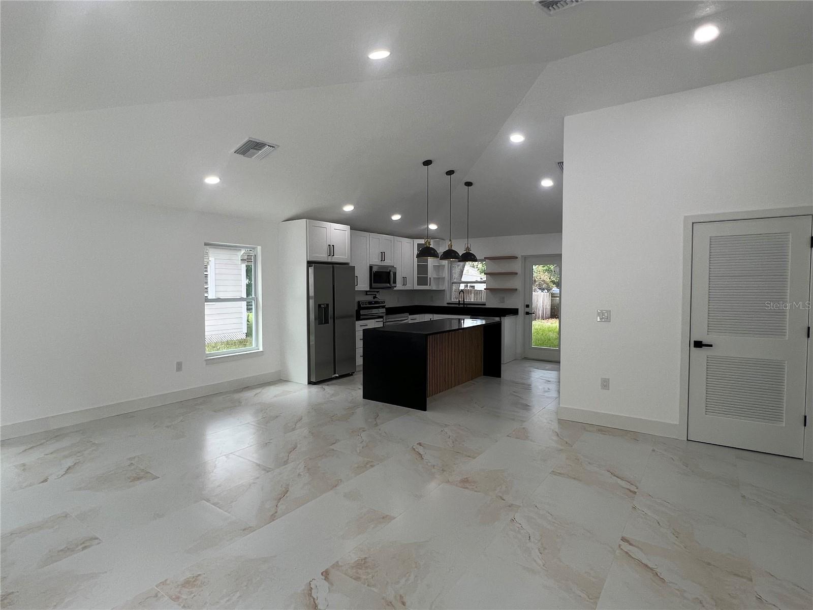 8915 N WILLOW AVE — photo 10