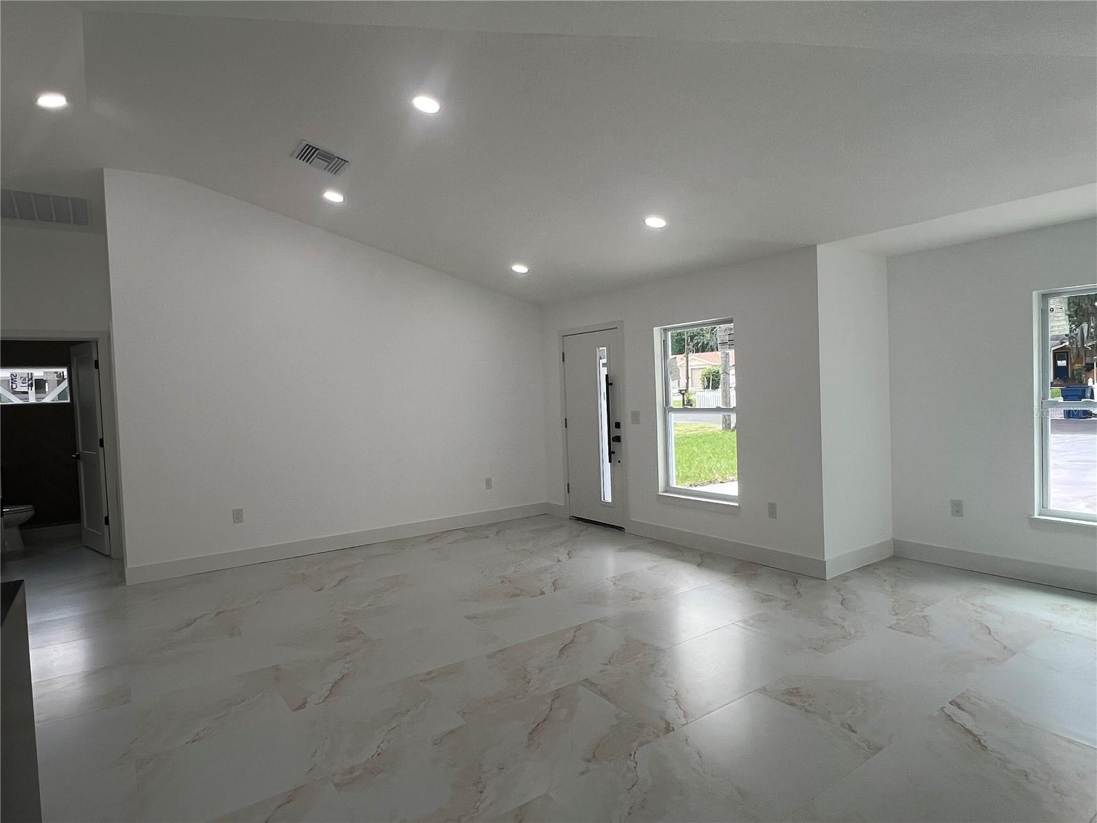 8915 N WILLOW AVE — photo 7