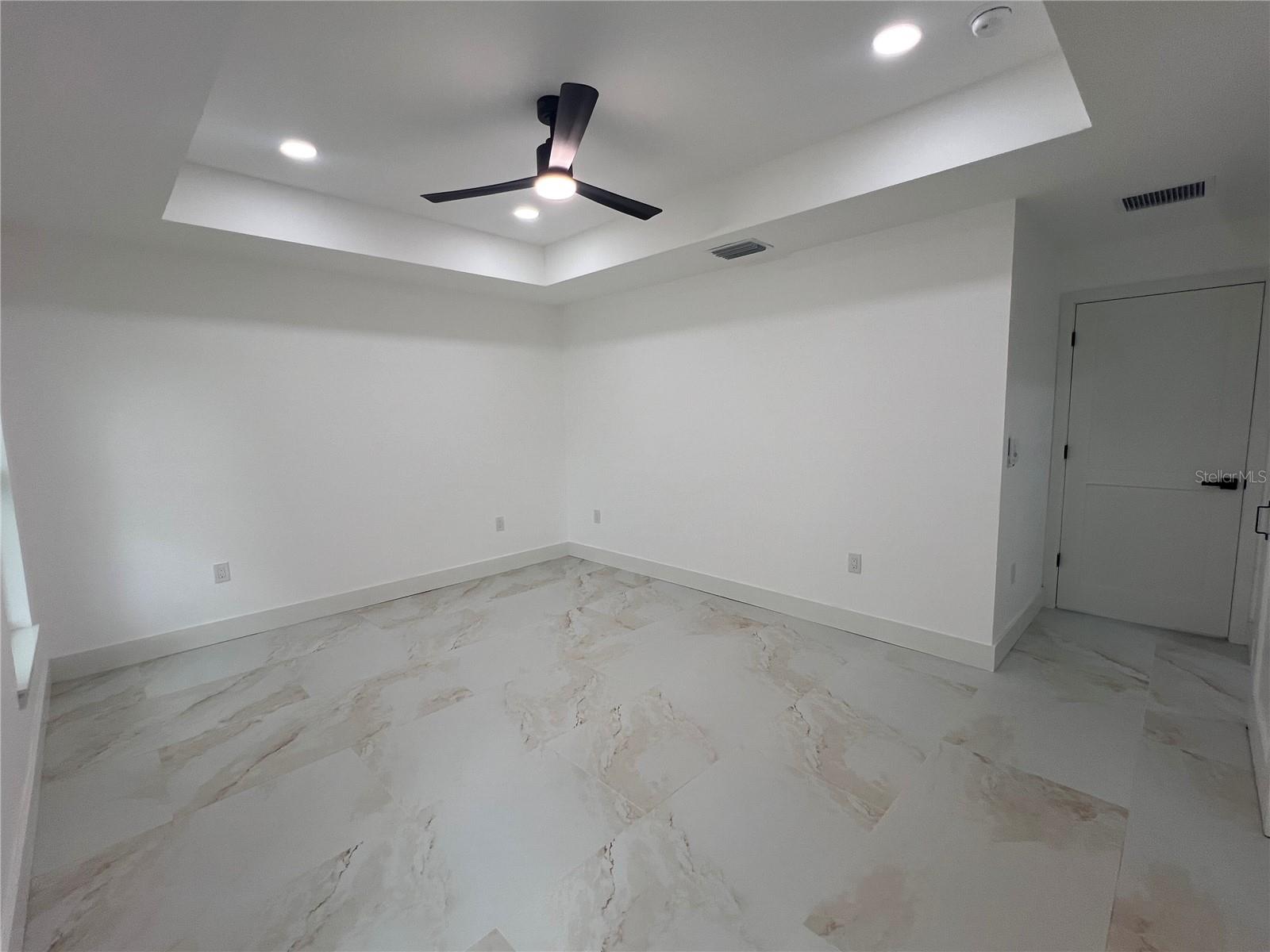 8915 N WILLOW AVE — photo 34
